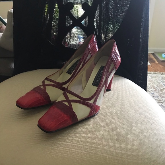 J RENEE’ 7.5 RED NET CUTOUT HEELS - Picture 4 of 5